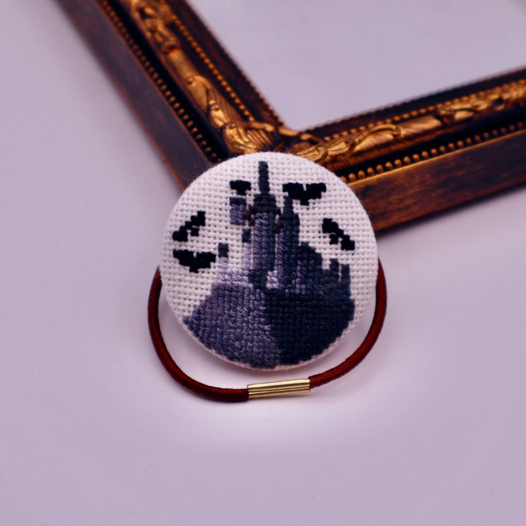 月と城　コウモリ　くるみボタンのヘアゴム　クロスステッチ刺繍 | 2枚目